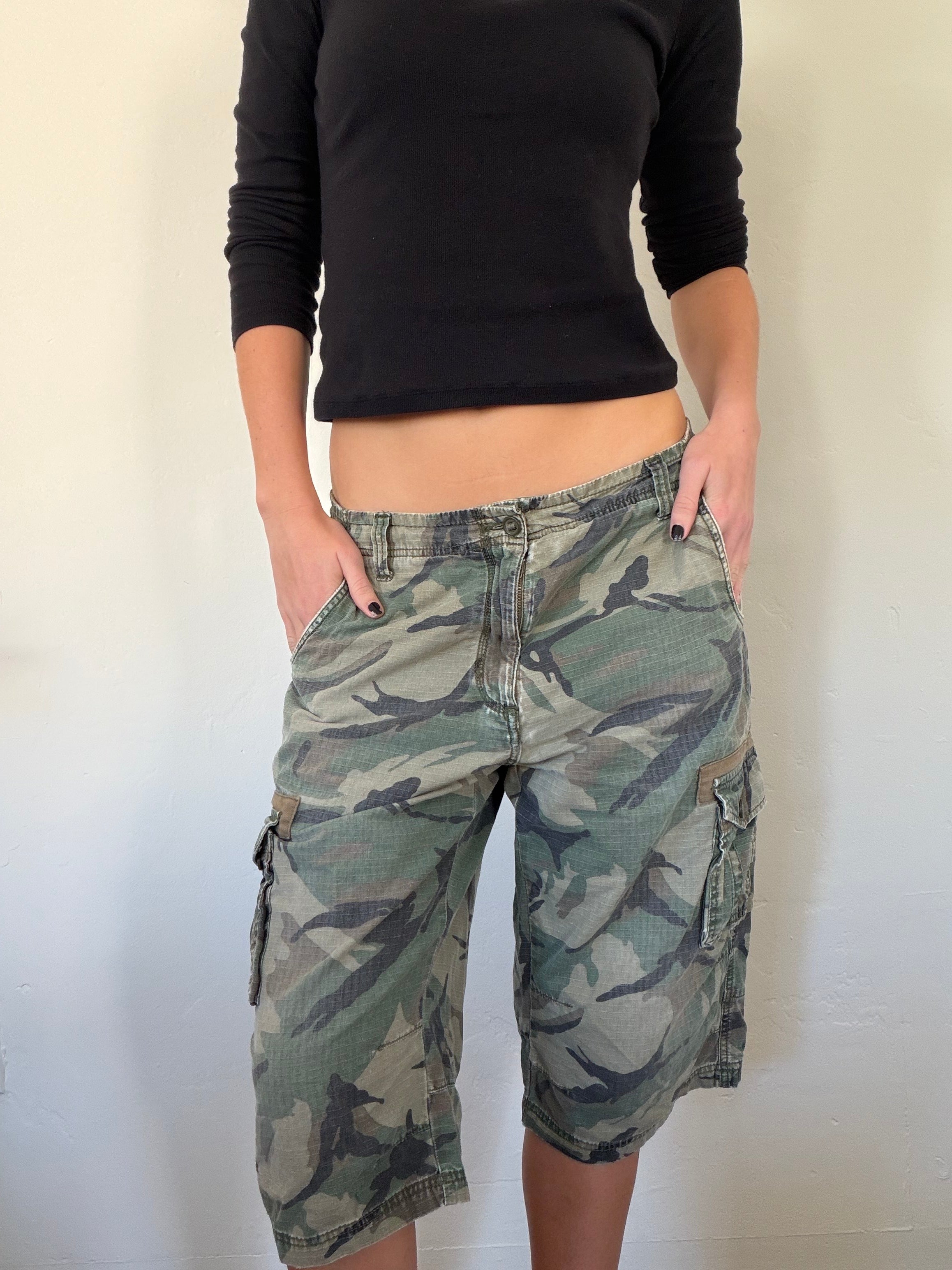 Calvin Klein Camo Cargos (size 32)