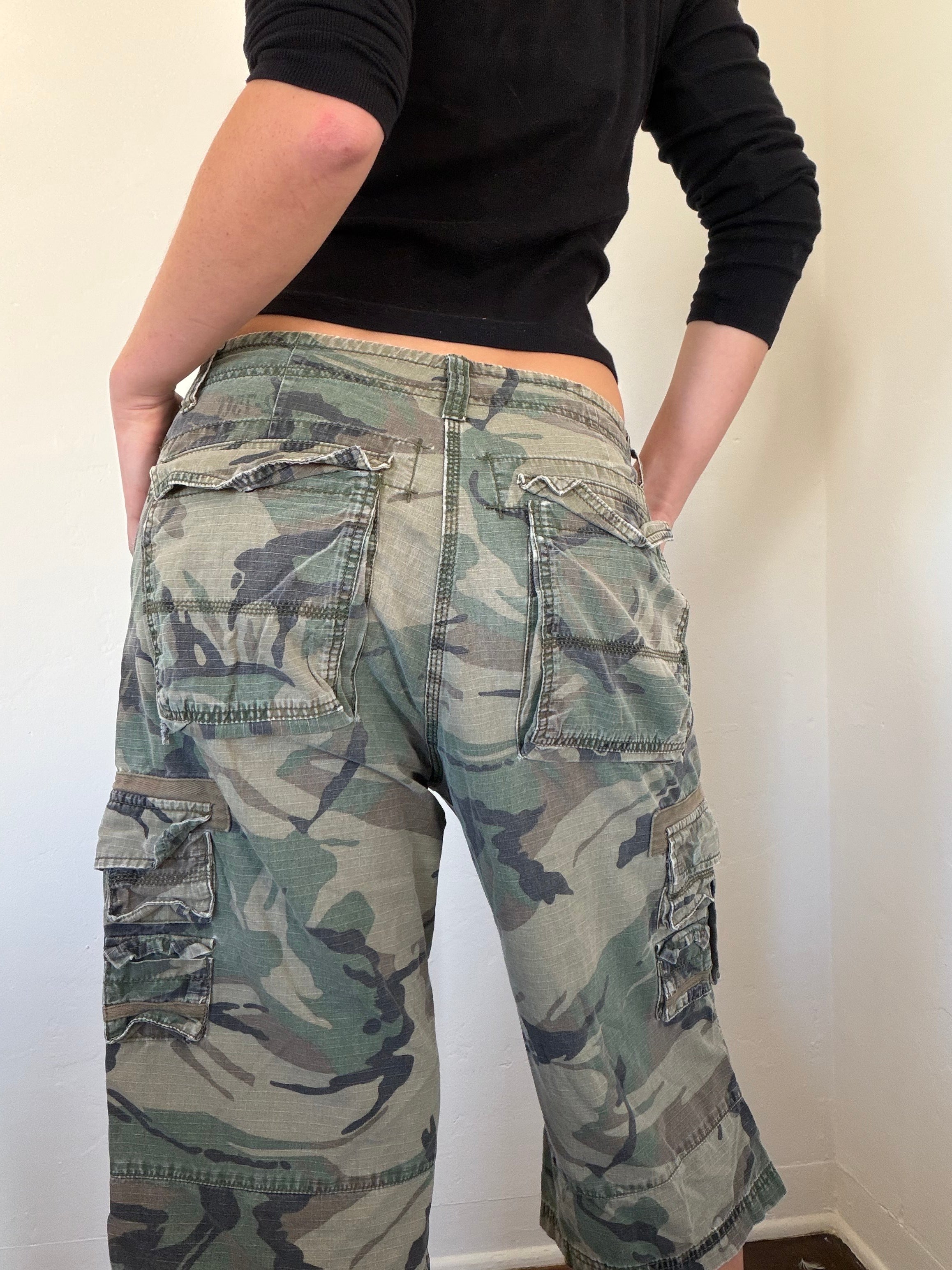 Calvin Klein Camo Cargos (size 32)