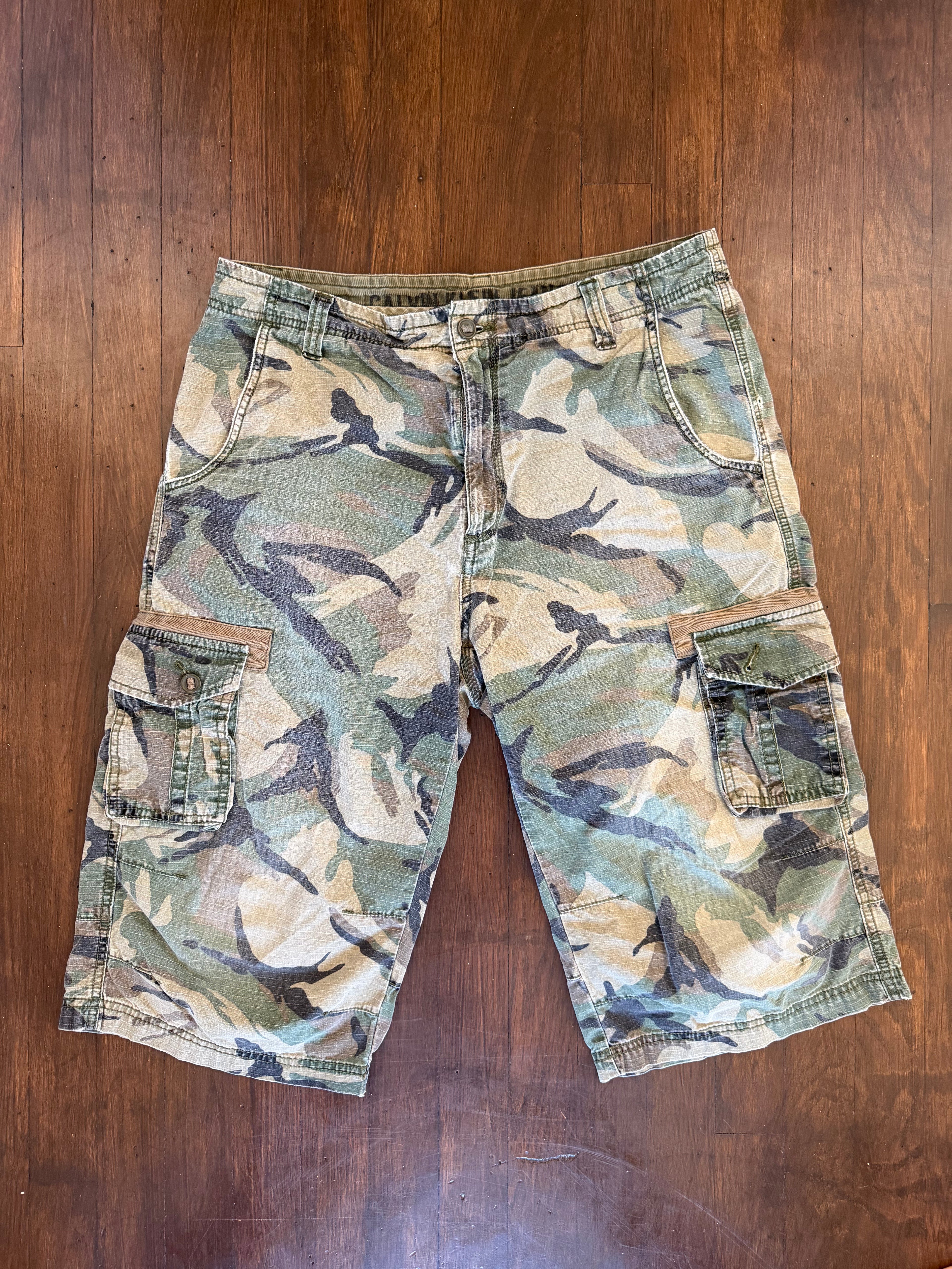 Calvin Klein Camo Cargos (size 32)
