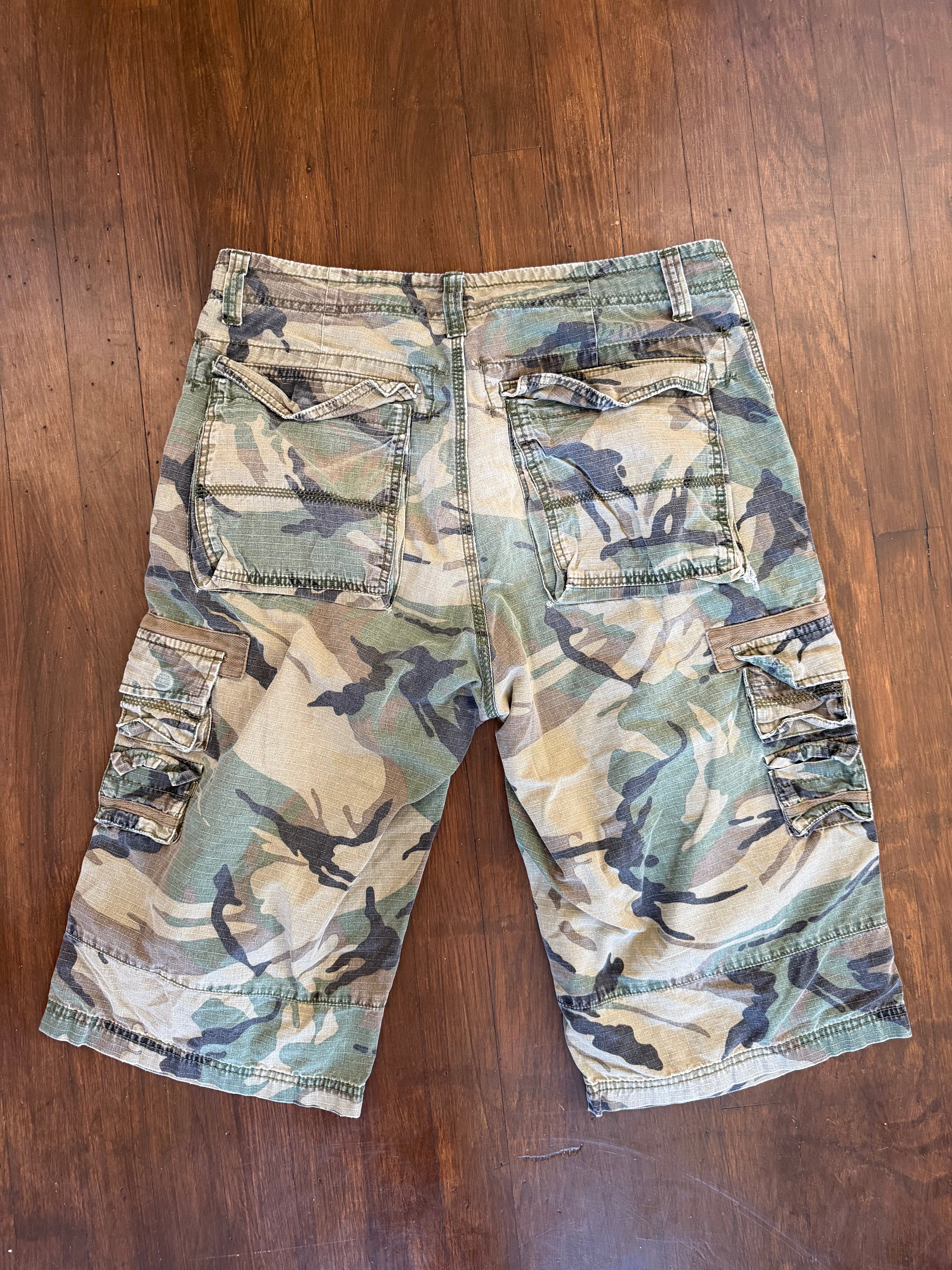 Calvin Klein Camo Cargos (size 32)